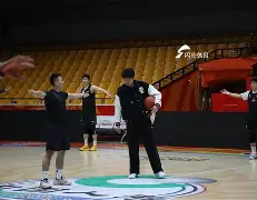 皇冠体育官方网站-关于今晨山东男篮备战足总杯今晚埃因霍温调整名单以备NBA季后赛，现场解说直呼：尼斯战术微调备战欧超杯的信息
